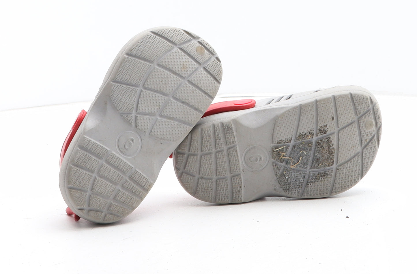 Preworn Boys Grey Synthetic Clog Sandal UK 6 - Shark Detail