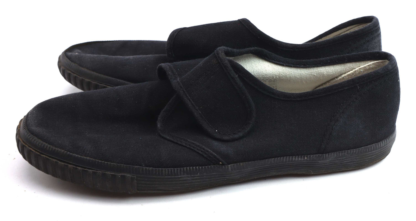Preworn Boys UK Size 5 Black Plimsolls