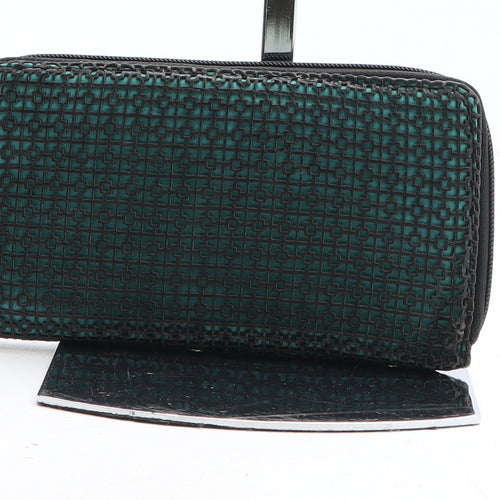 Preworn Womens Green Polyurethane Bow Tie Wallet Size M