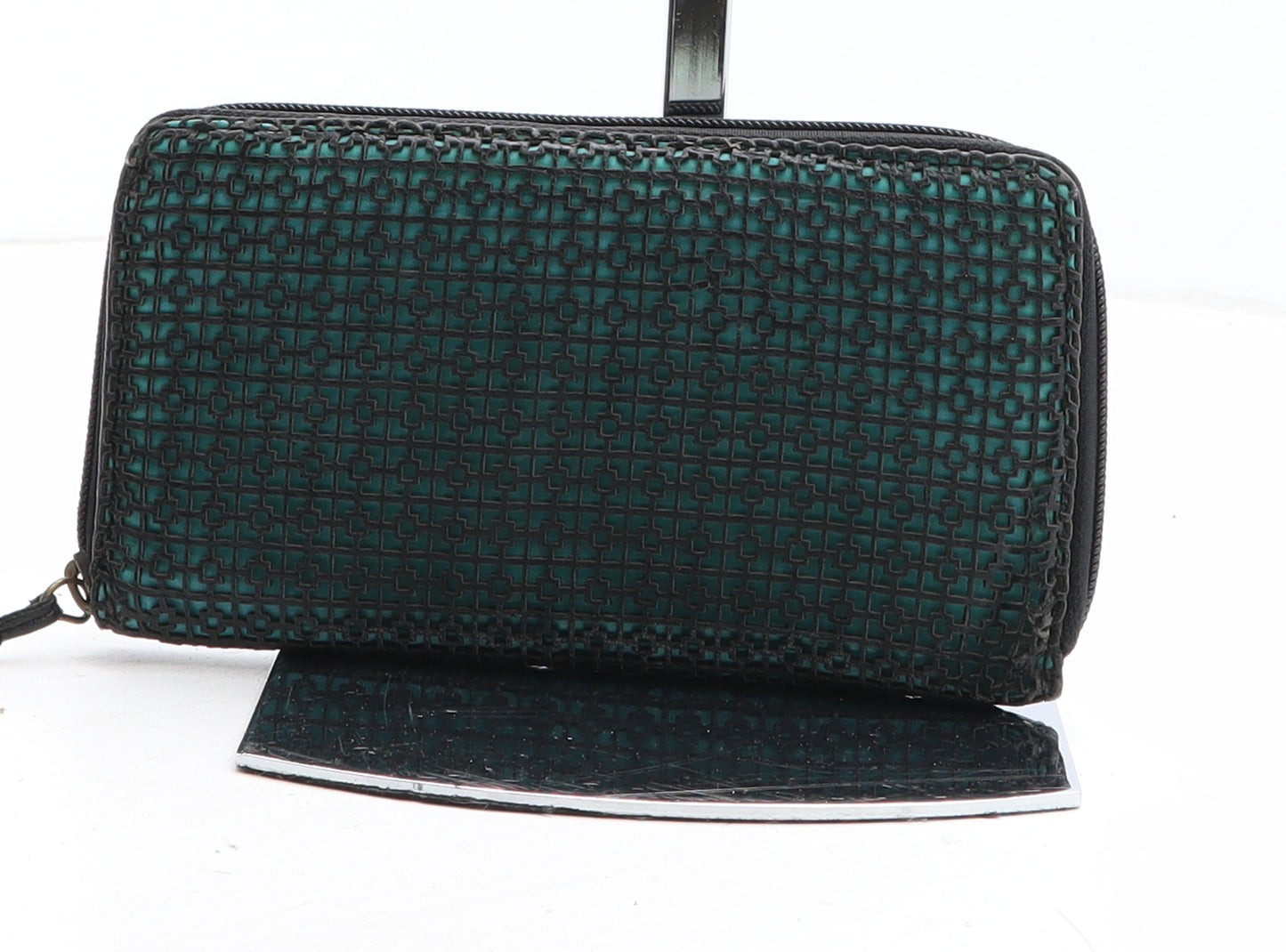 Preworn Womens Green Polyurethane Bow Tie Wallet Size M