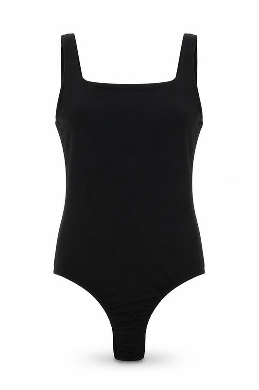 Front view of PRETTYLITTLETHING women’s black basic tank, size UK 6