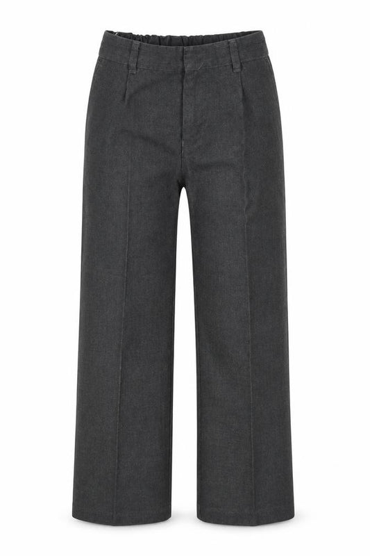 Front view of F&F boys’ grey capri trousers, size 8-9, years