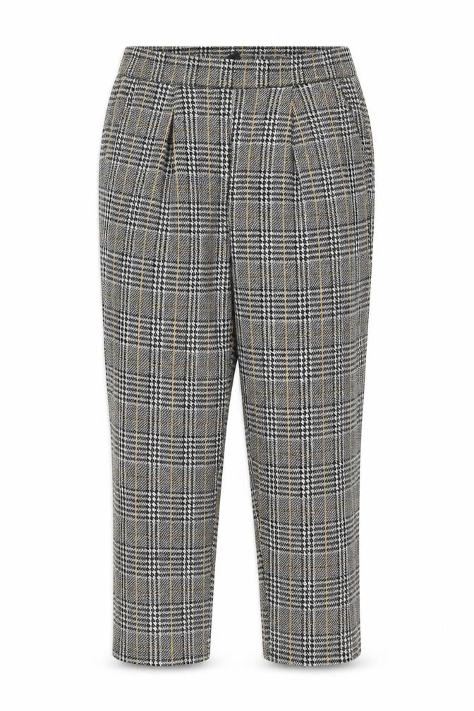 Front view of New Look women’s black trousers, size UK 10, 21-inch leg