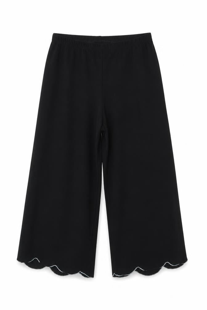 Front view of PRETTYLITTLETHING women’s black capri trousers, size UK 6, 22-inch leg