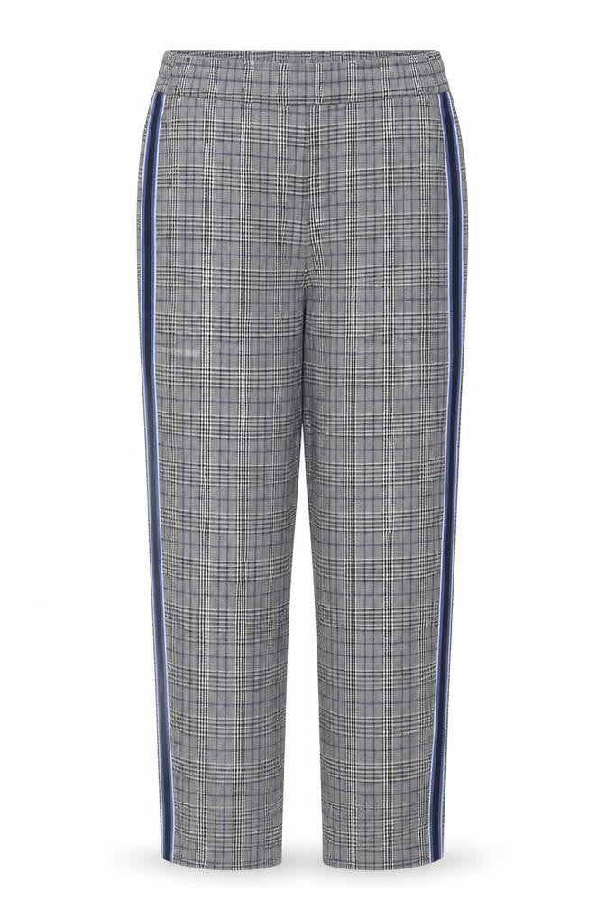 Front view of Primark women’s white trousers, size UK 10, 23-inch leg