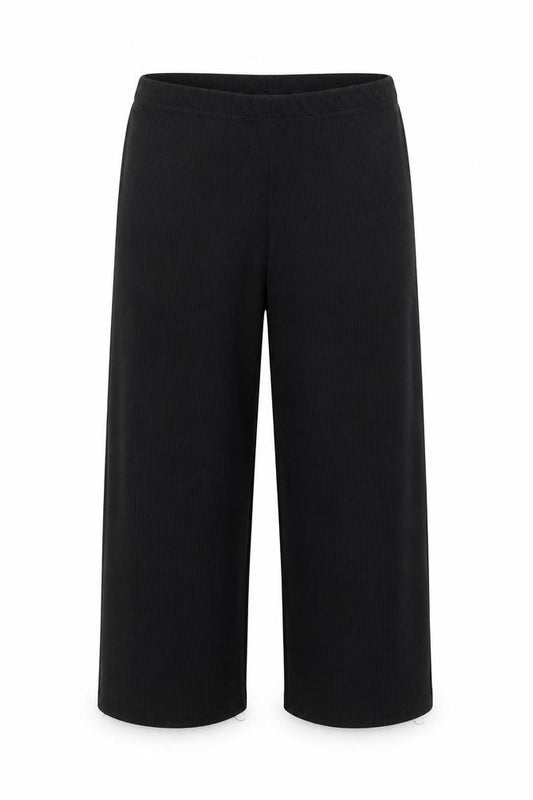 Front view of PRETTYLITTLETHING women’s black cropped leggings, size UK 6, 14-inch leg