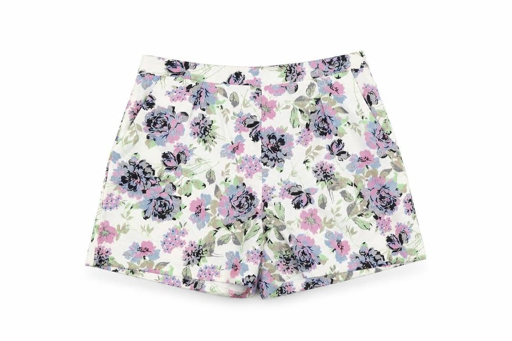 Front view of Urmodar women’s white floral polyester bermuda shorts, size M, 4-inch leg regular zip