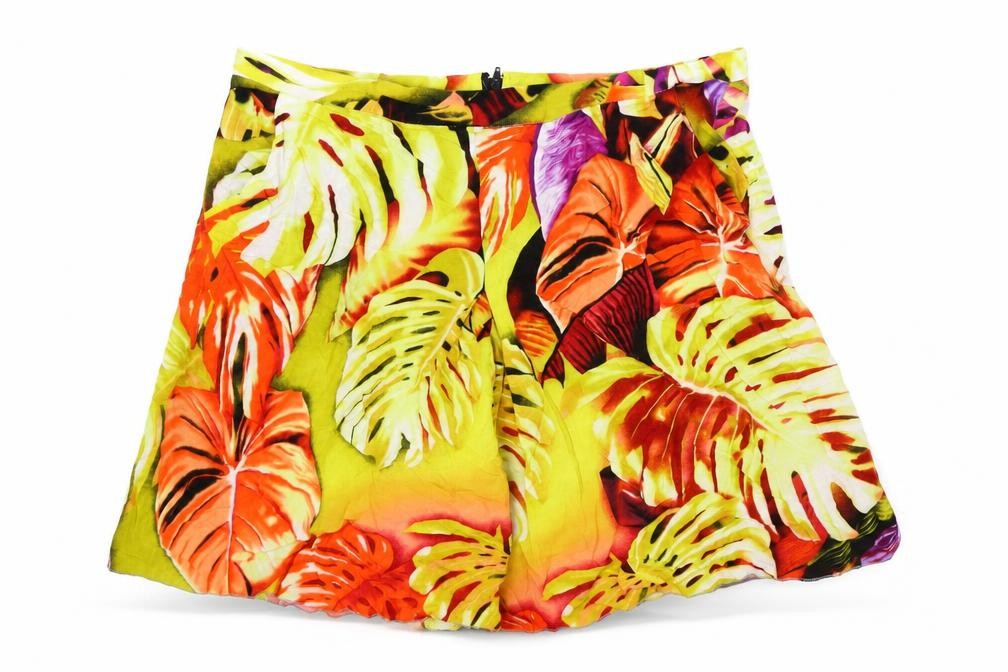 Front view of Preworn women’s multicoloured geometric polyester bermuda shorts, size UK 30, in regular zip - leaf pattern