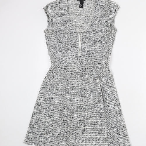H&M Womens White Geometric Polyester Fit & Flare Size 8 V-Neck Zip