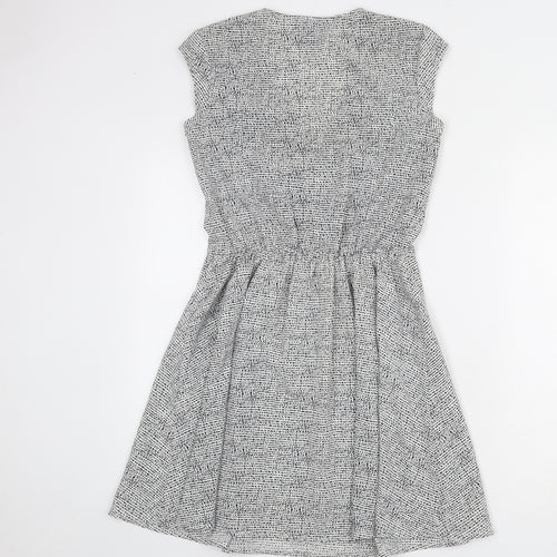 H&M Womens White Geometric Polyester Fit & Flare Size 8 V-Neck Zip