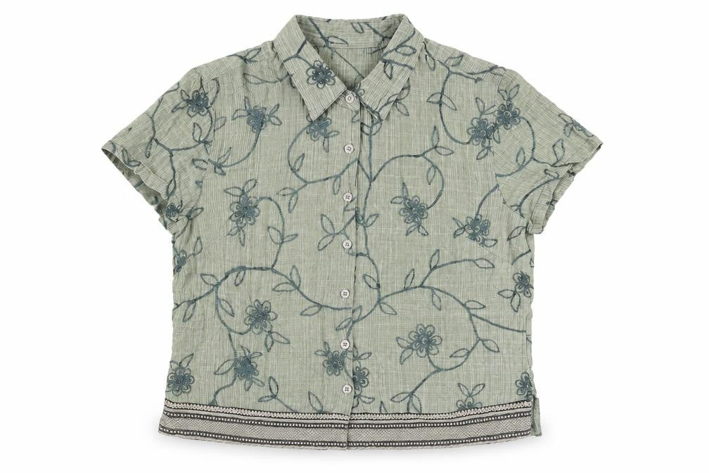Front view of River Island boys’ green 100% cotton basic button-up, size XL, collared button