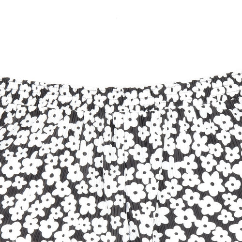 Bershka Womens Black Floral Polyester Basic Shorts Size 14 L3 in Regular Pull On - Pleated Detail