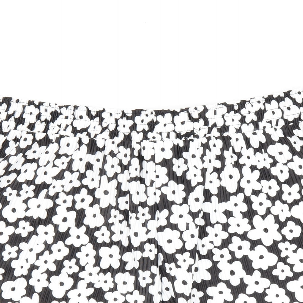 Bershka Womens Black Floral Polyester Basic Shorts Size 14 L3 in Regular Pull On - Pleated Detail