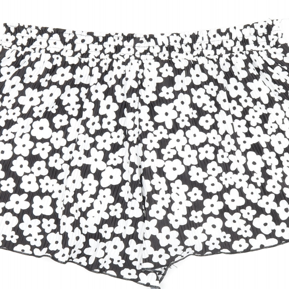 Bershka Womens Black Floral Polyester Basic Shorts Size 14 L3 in Regular Pull On - Pleated Detail