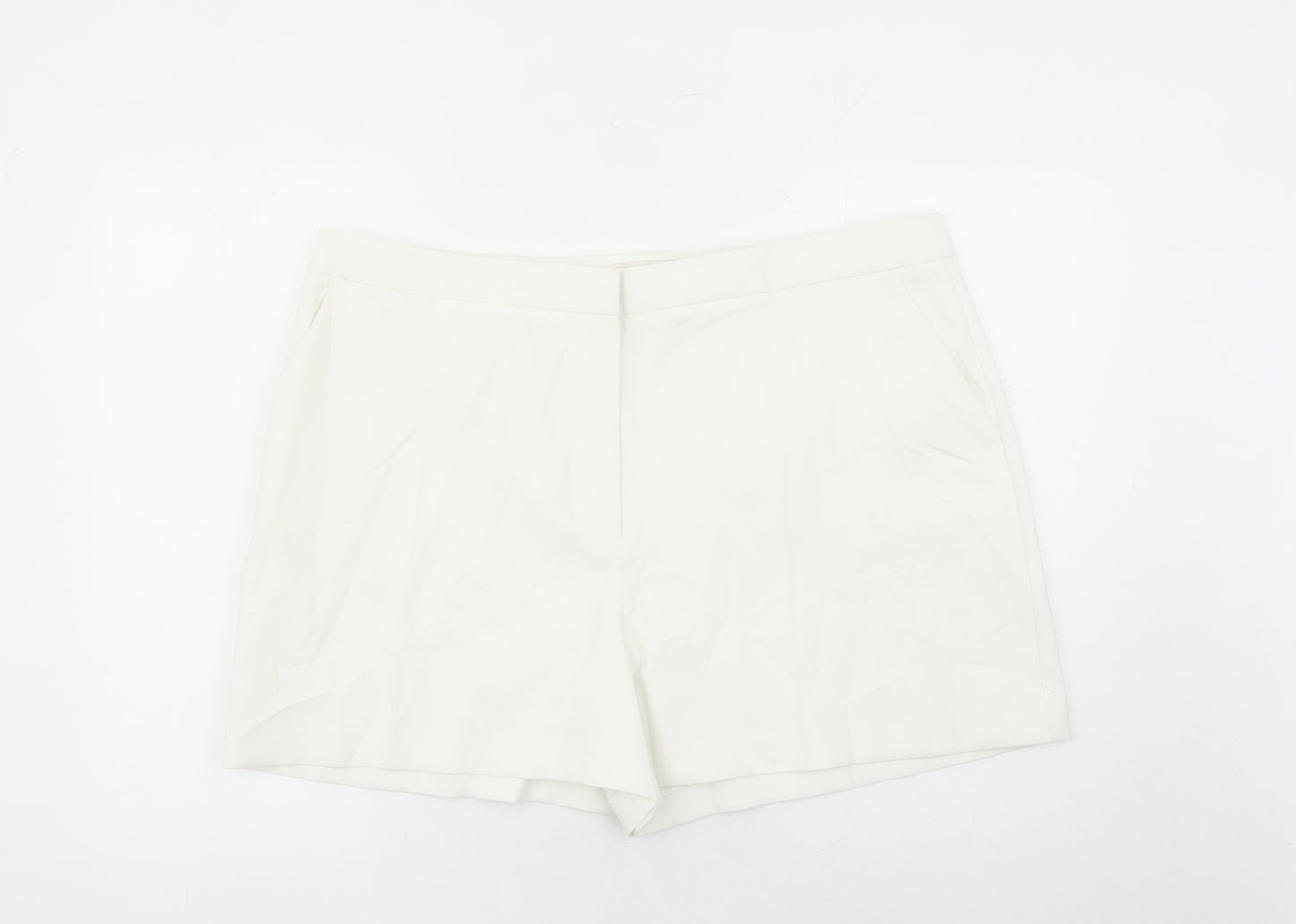 Marks and Spencer Womens White Polyester Bermuda Shorts Size 22 L4 in Regular Zip - England Football Three Lions Pockets
