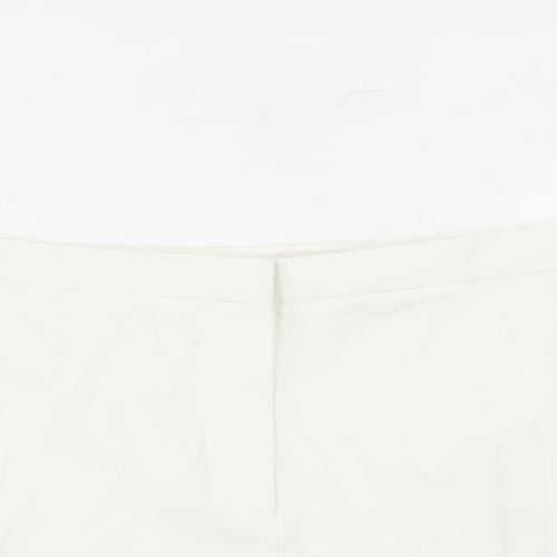 Marks and Spencer Womens White Polyester Bermuda Shorts Size 22 L4 in Regular Zip - England Football Three Lions Pockets