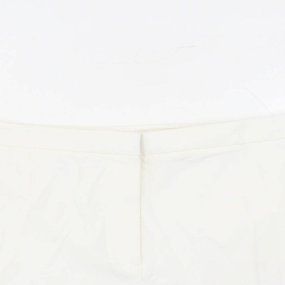 Marks and Spencer Womens White Polyester Bermuda Shorts Size 22 L4 in Regular Zip - England Football Three Lions Pockets