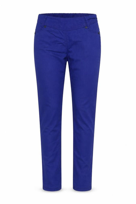 Front view of D-XEL women’s black cotton blend tapered jeans, size UK 26, in, 30-inch leg extra-slim zip