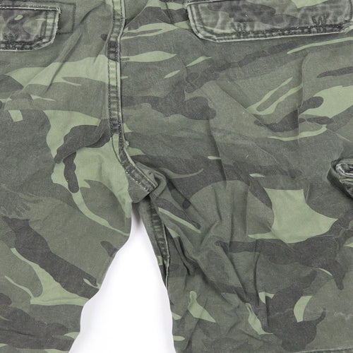 New Look Mens Green Camouflage Cotton Cargo Shorts Size 30 in L11 in Regular Zip