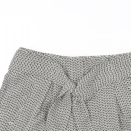 H&M Womens White Geometric Polyester Paperbag Shorts Size 6 L4 in Regular Zip - Belted