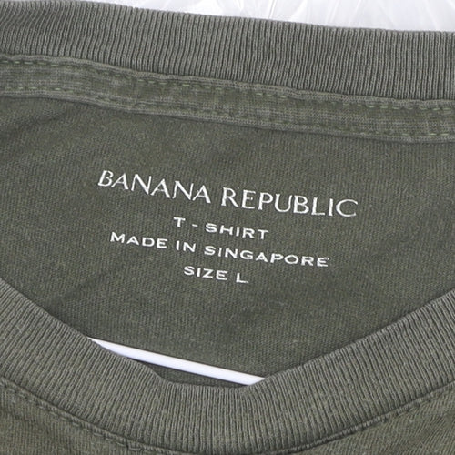 Banana Republic Men's Green Graphic T-Shirt Size L