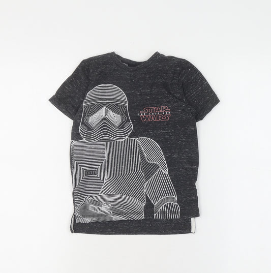 Front view of Star Wars boys’ black graphic t-shirt 5 years