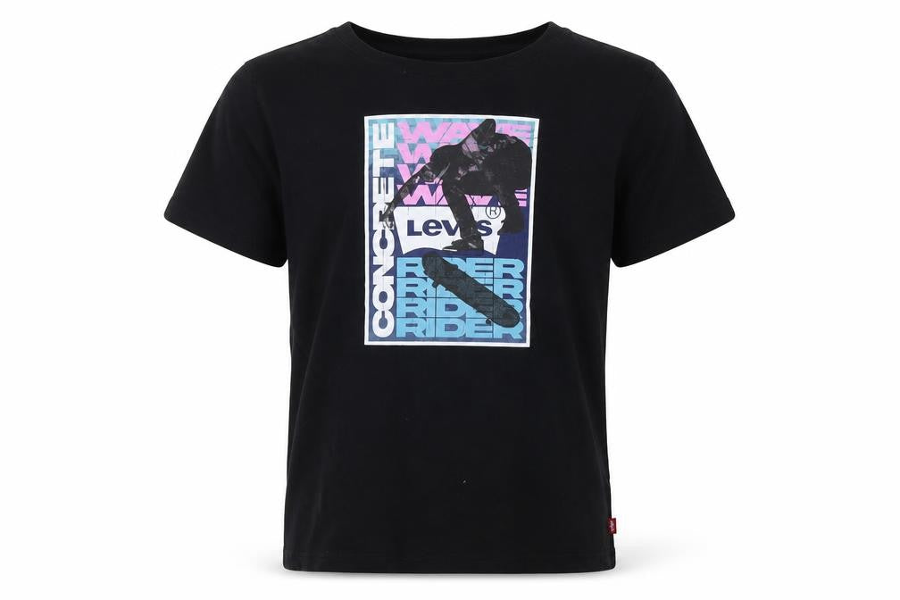Front view of Levi's boys’ black graphic t-shirt 12 years skateboarding style
