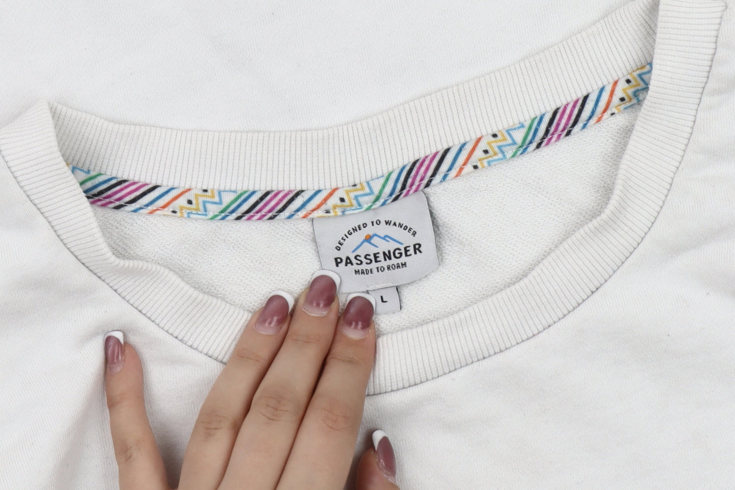 Passenger Unisex White Graphic Sweatshirt L