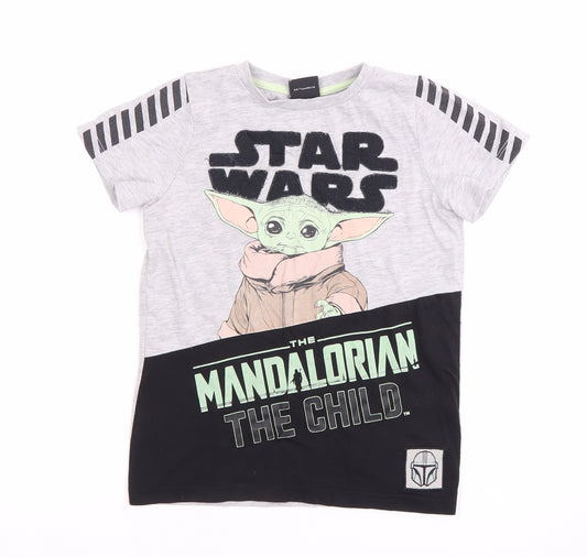 Front view of Star Wars boys’ grey mandalorian t-shirt 7 years