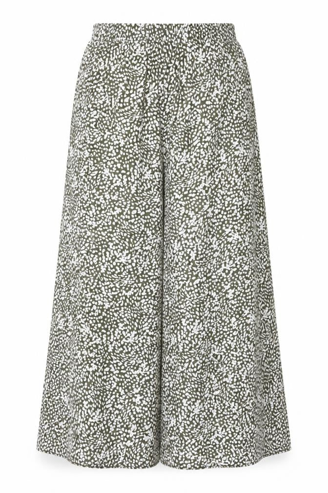 Front view of New Look Women's Green Trousers, size 8, Tall