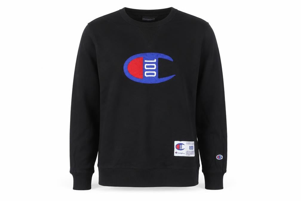 Front view of Champion unisex adults black medium pullover sweatshirt logo