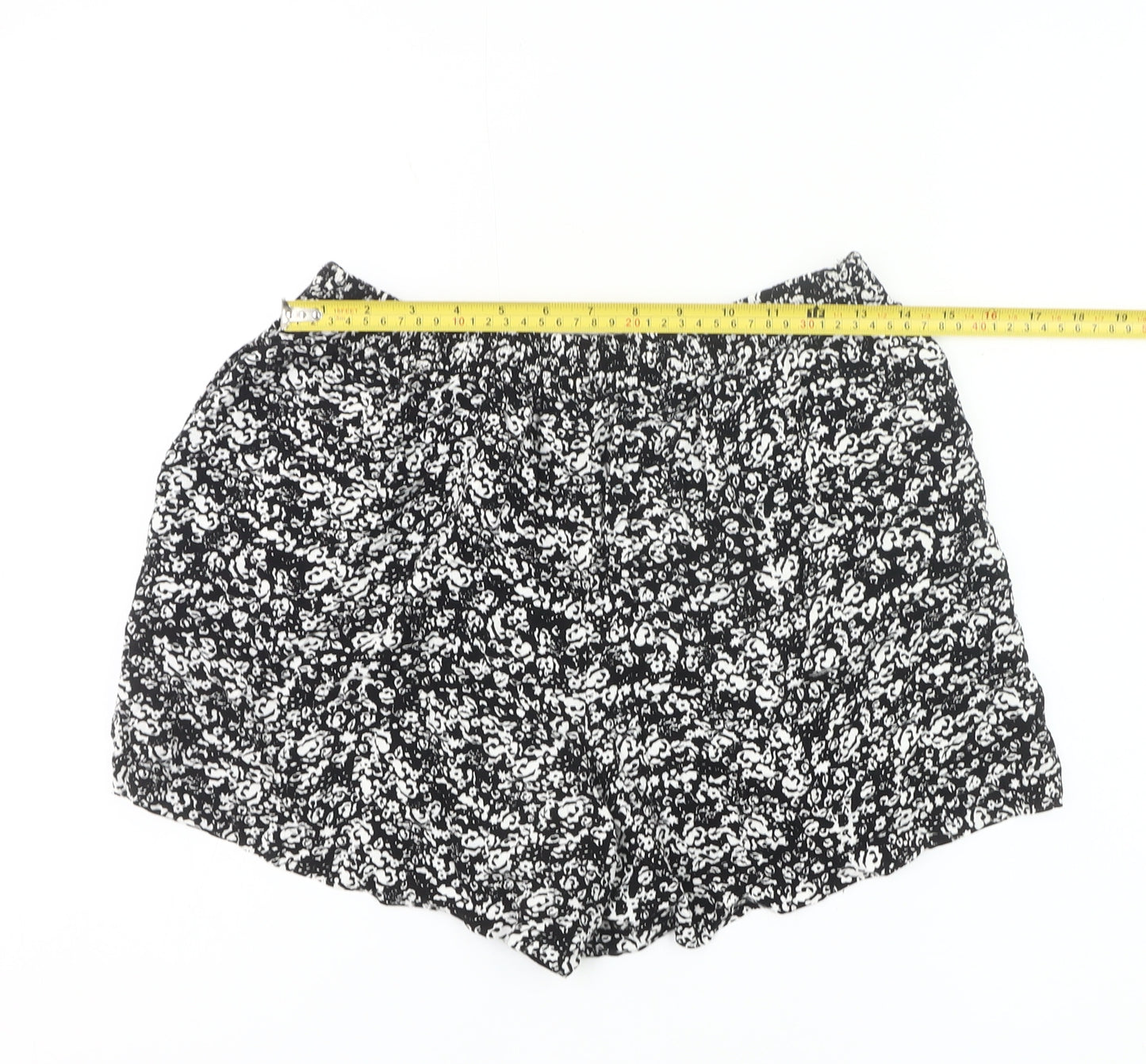 Papaya Women’s Black Floral Culotte Shorts Size 10 Viscose