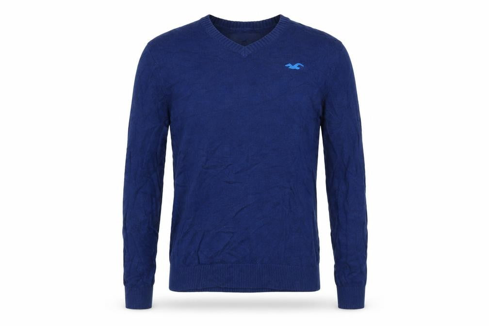 Front view of Hollister Men’s Blue V-Neck Cotton Blend jumper M
