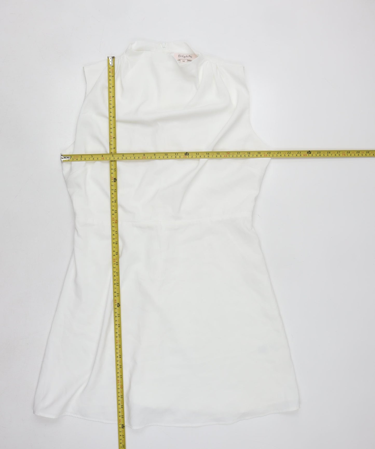 Emily & Me Women White Size 16 A-Line Sleeveless Knee Length Dress