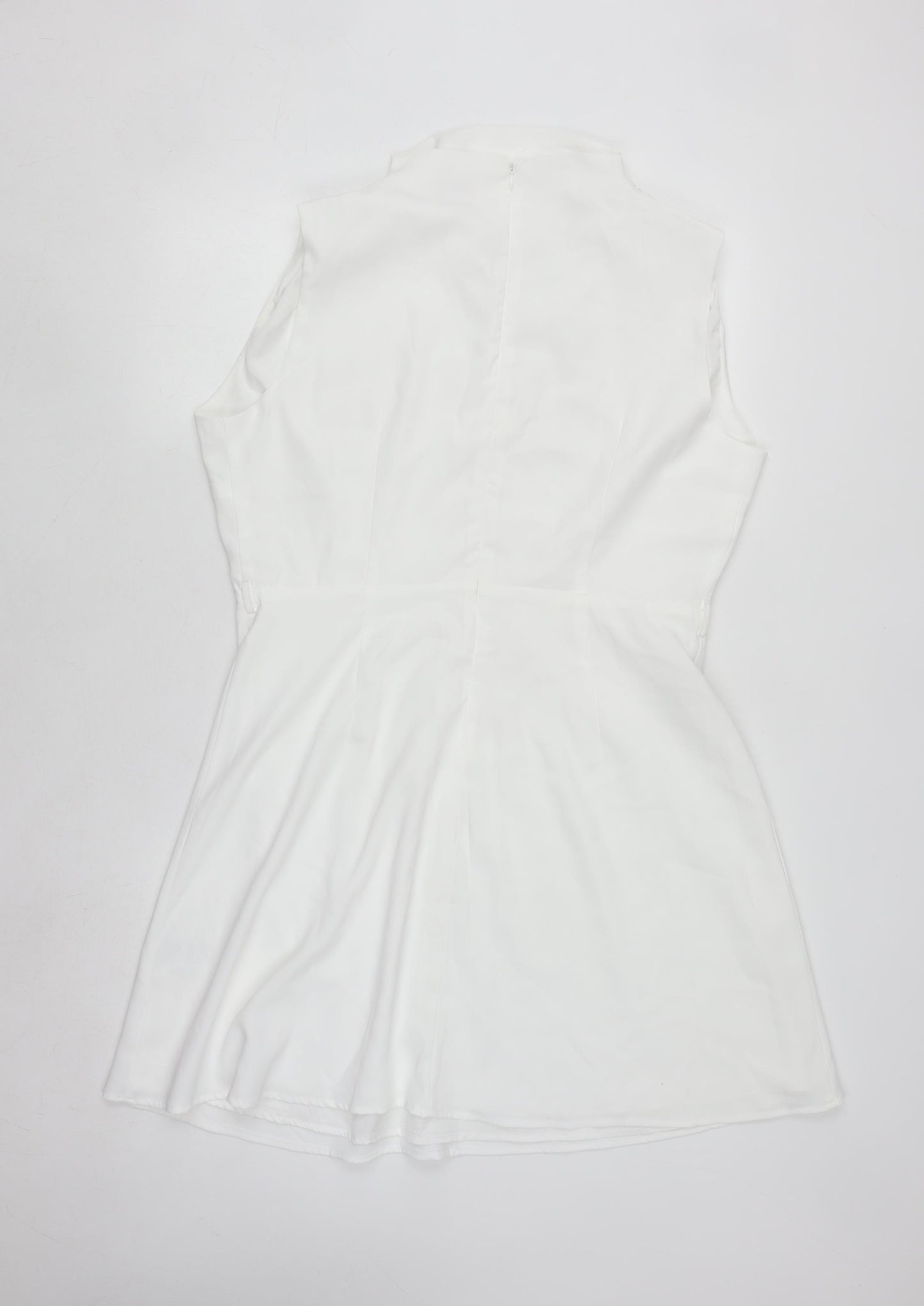 Emily & Me Women White Size 16 A-Line Sleeveless Knee Length Dress