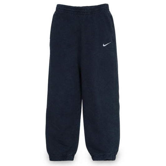 Front view of Nike boys’ black fleece sweatpants 12-13 years regular fit activewear trousers