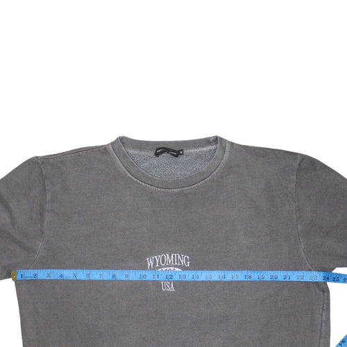 PrettyLittleThing Women Grey Pullover Sweatshirt Size M Wyoming 1986 USA Embroidered