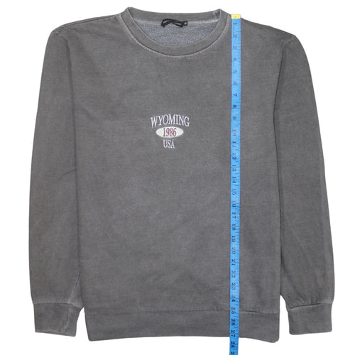 PrettyLittleThing Women Grey Pullover Sweatshirt Size M Wyoming 1986 USA Embroidered