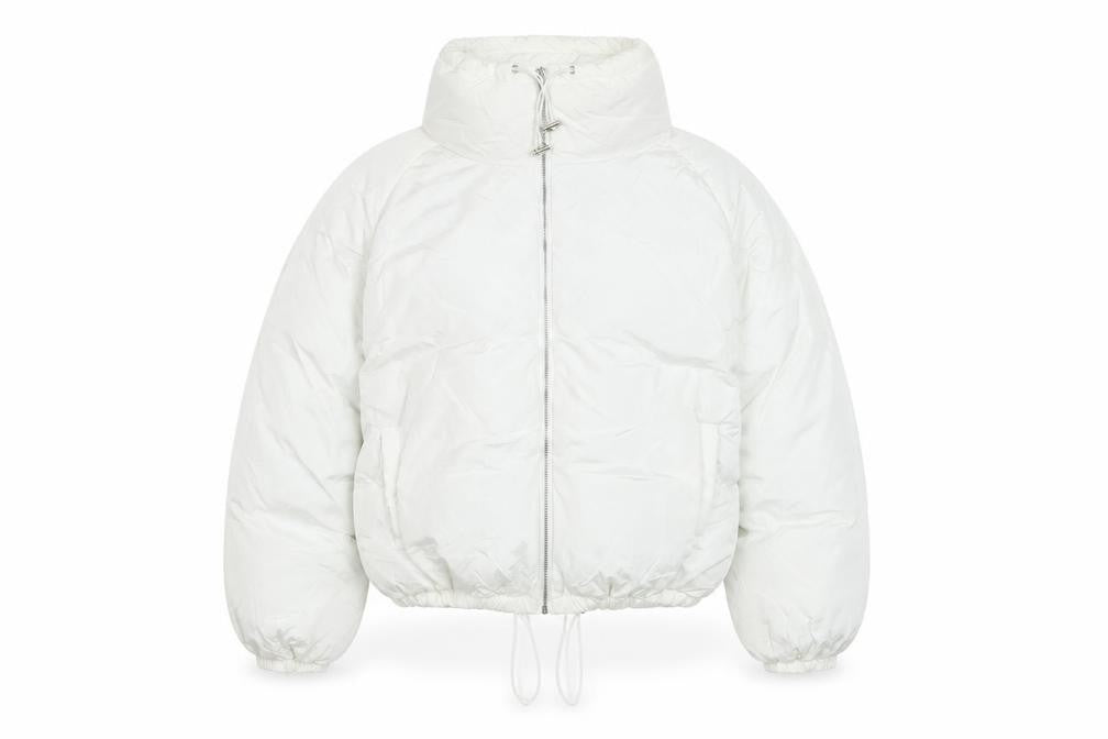 Front view of PRETTYLITTLETHING Women’s Petite White Cropped Puffer Jacket UK 2