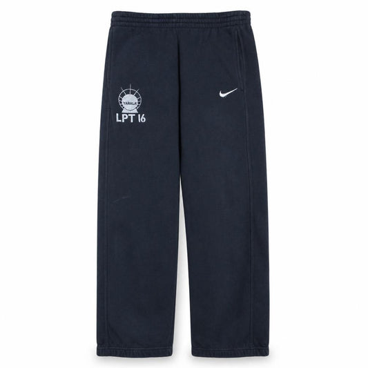 Front view of Nike boys’ black sweatpants 12-13 years l fleece activewear
