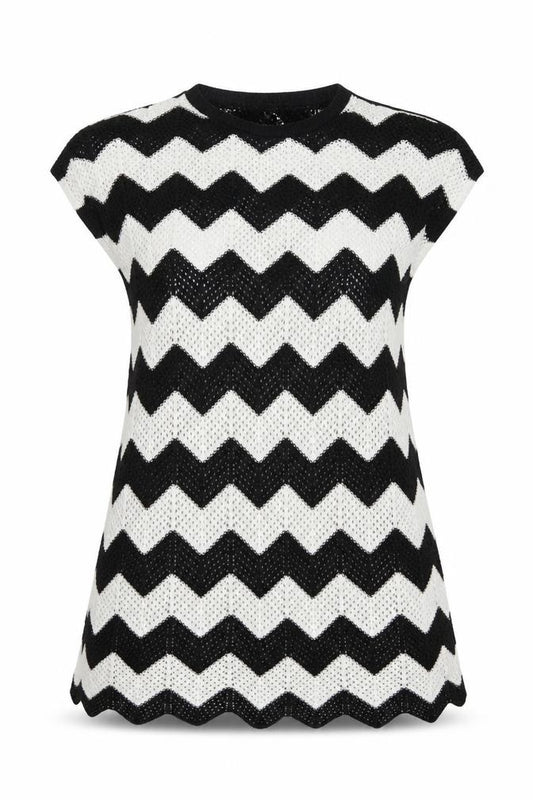 Front view of JoJo Maman Bébé Women’s Black White Knit Chevron Maternity Shift Dress M