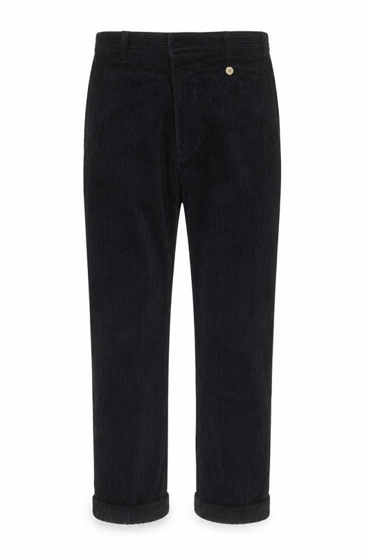 Front view of Wrangler men’s black corduroy straight jeans 30x32 regular fit retro