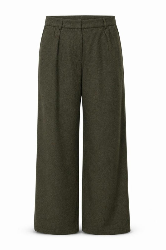 Model Women’s Green M Straight Leg Polyester Viscose Trousers