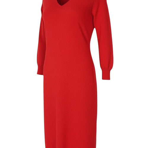 Prewornwholesale red V-neck bodycon knit dress in pure cashmere with long sleeves and a slim, knee-length silhouette.