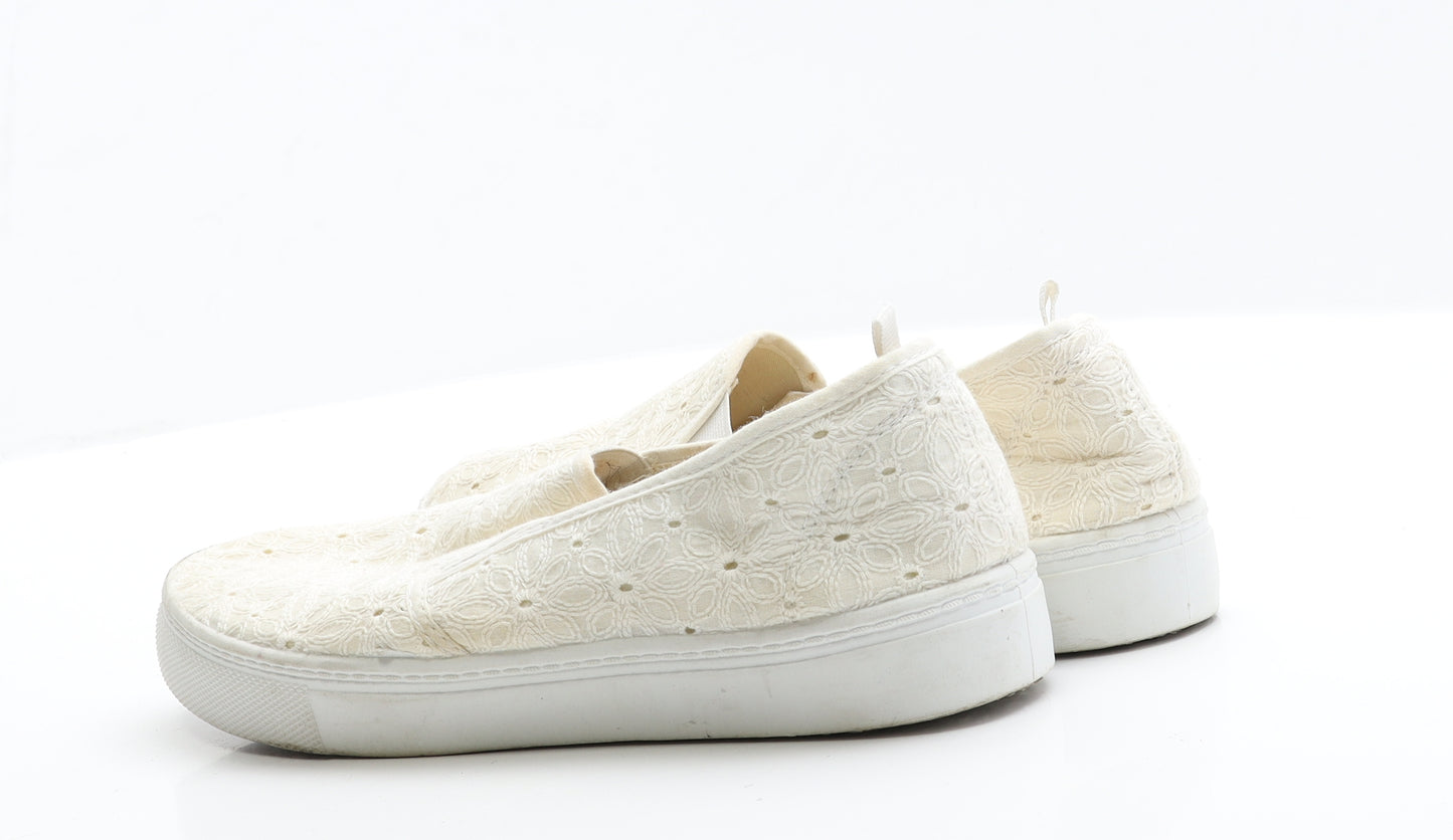 Atmosphere Womens White  Fabric Flat  7 40