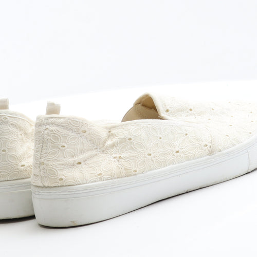 Atmosphere Womens White  Fabric Flat  7 40