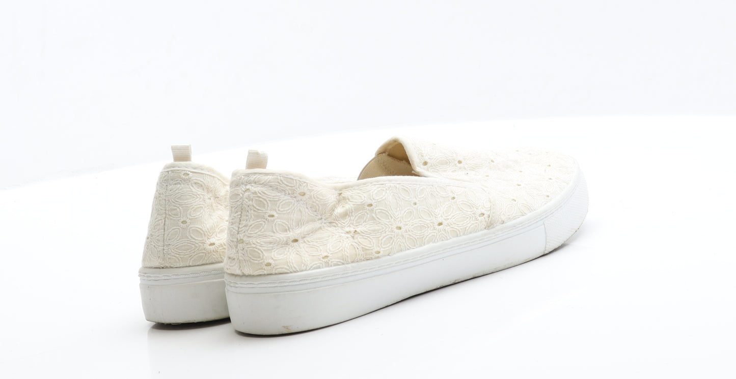 Atmosphere Womens White  Fabric Flat  7 40