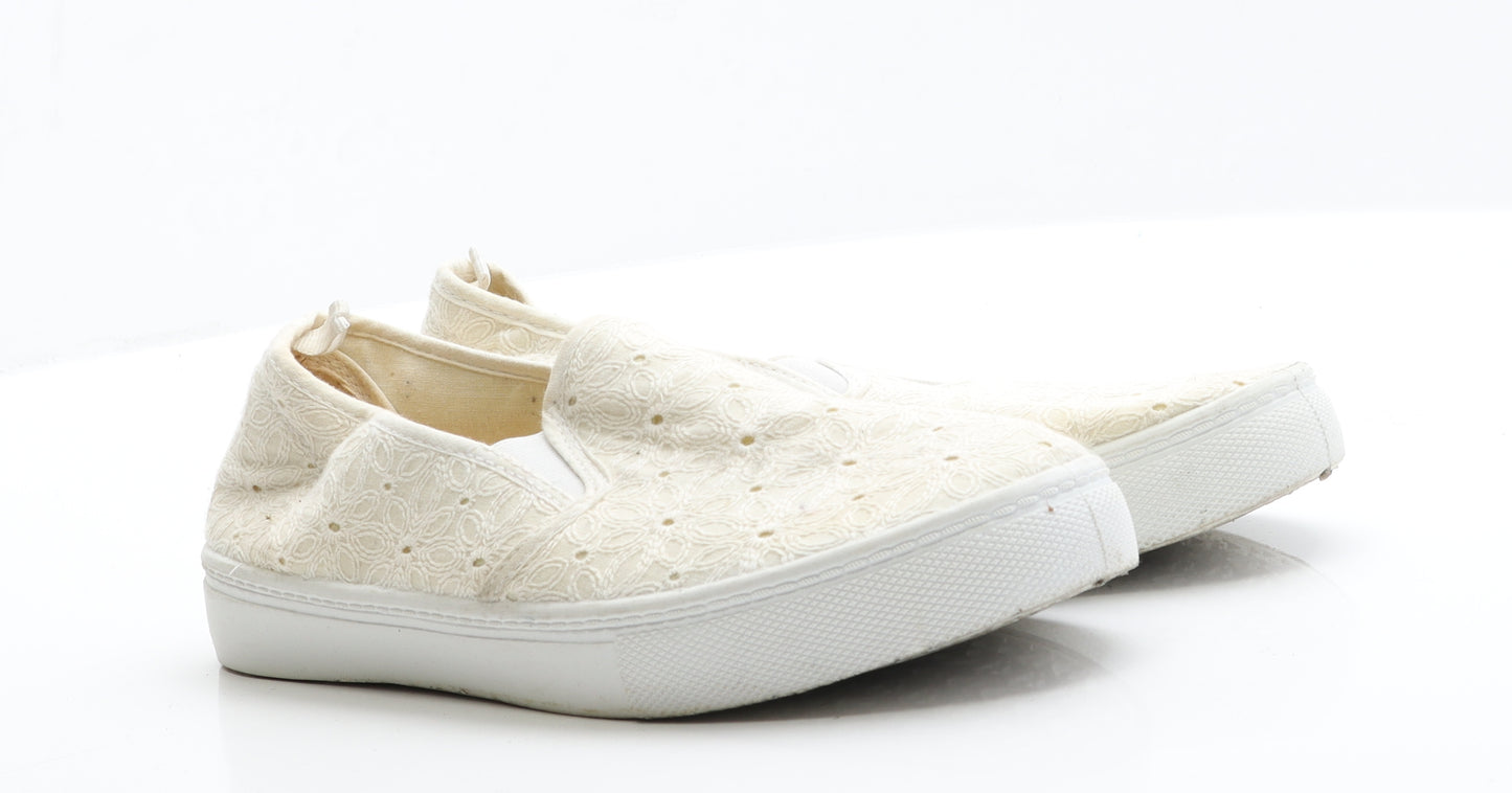Atmosphere Womens White  Fabric Flat  7 40
