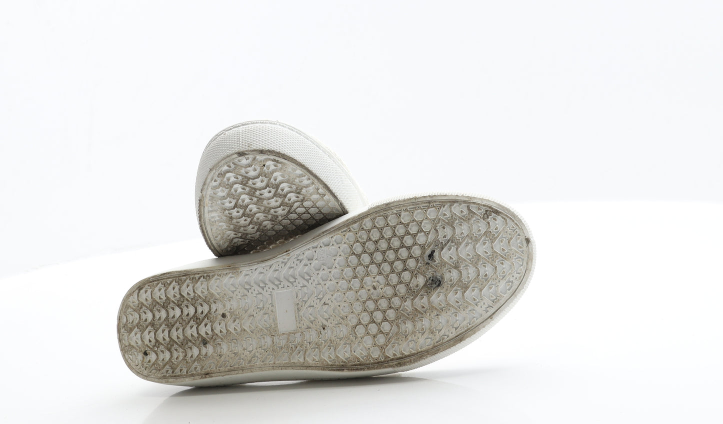 Atmosphere Womens White  Fabric Flat  7 40