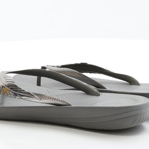 FitFlop Womens Silver Rubber Thong Sandal UK 8 EUR 42